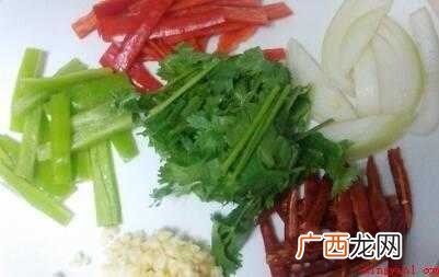 蚬子事前用盐水泡十分钟,青红椒,香菜,红尖椒,洋葱 花蚬子怎么炒