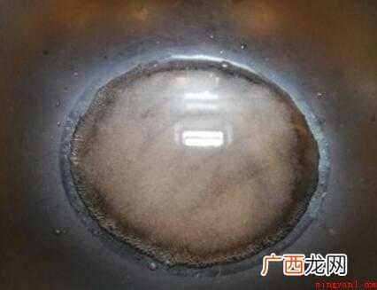 白糖1碗,半碗清水,不粘锅 卤水的糖色怎么炒