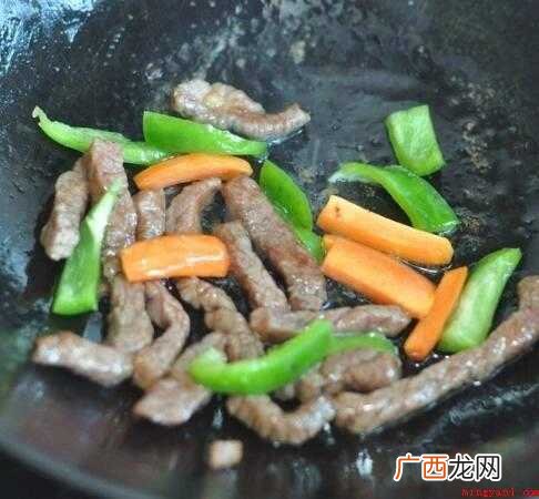 提前准备原材料:牛扒60克、杏鲍菇 炒牛柳怎么炒才嫩