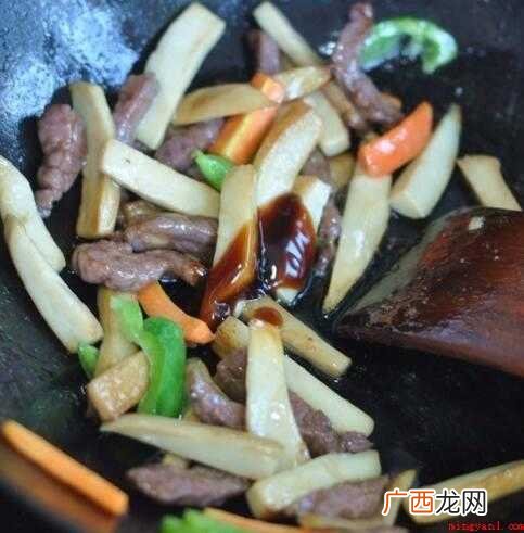 提前准备原材料:牛扒60克、杏鲍菇 炒牛柳怎么炒才嫩