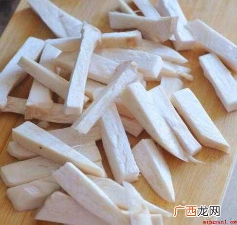 提前准备原材料:牛扒60克、杏鲍菇 炒牛柳怎么炒才嫩