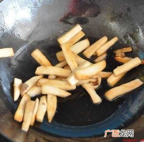 提前准备原材料:牛扒60克、杏鲍菇 炒牛柳怎么炒才嫩