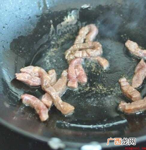 提前准备原材料:牛扒60克、杏鲍菇 炒牛柳怎么炒才嫩
