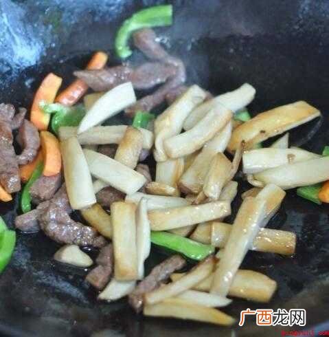 提前准备原材料:牛扒60克、杏鲍菇 炒牛柳怎么炒才嫩