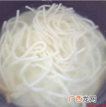 饵丝、豌豆尖、酱油、拓东甜 饵丝怎么炒
