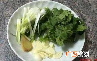 鲤鱼600g、食用盐适量、香菜适量 草鱼怎么炒
