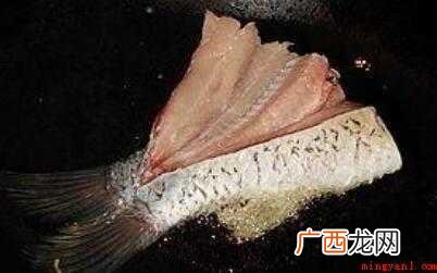鲤鱼600g、食用盐适量、香菜适量 草鱼怎么炒
