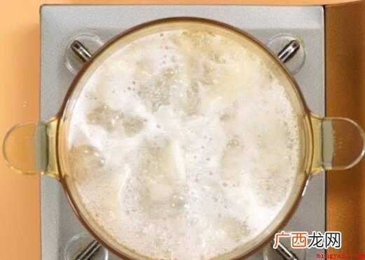 生猪肉切末,蒜头切末放进碗中,走红煮沸,香莱适量 炒手怎么做