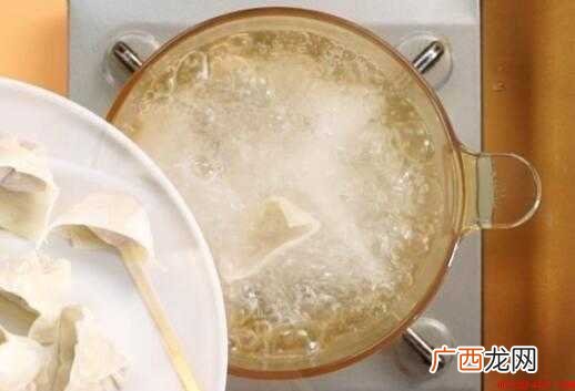生猪肉切末,蒜头切末放进碗中,走红煮沸,香莱适量 炒手怎么做