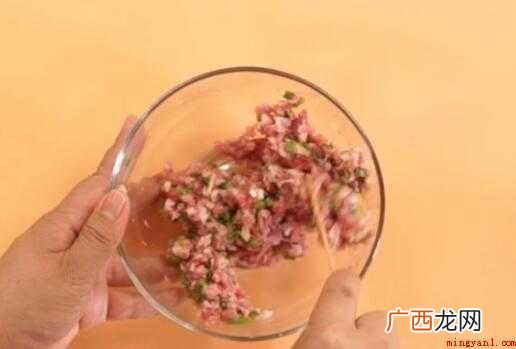 生猪肉切末,蒜头切末放进碗中,走红煮沸,香莱适量 炒手怎么做