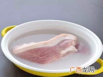 怎么能让肉快速解冻,肉解冻的最快方法盐加醋？