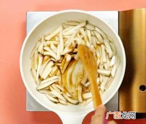 杏鲍菇300克、线椒10适量的辣椒 杏鲍菇怎么炒