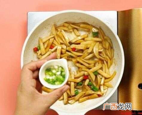 杏鲍菇300克、线椒10适量的辣椒 杏鲍菇怎么炒