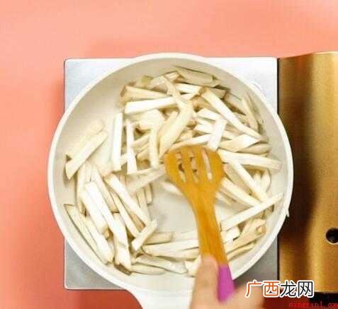 杏鲍菇300克、线椒10适量的辣椒 杏鲍菇怎么炒