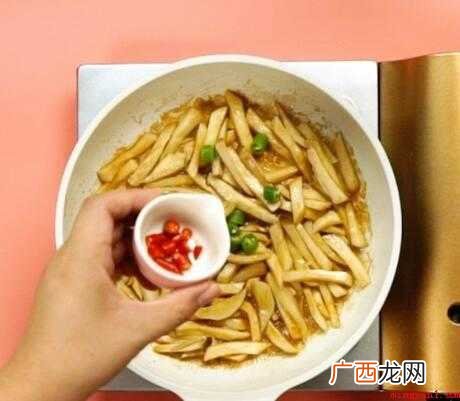 杏鲍菇300克、线椒10适量的辣椒 杏鲍菇怎么炒