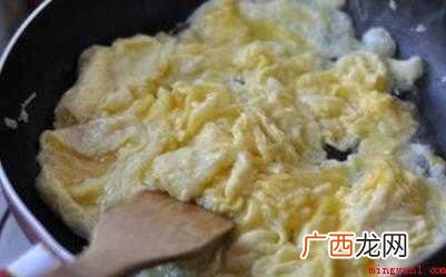 韭菜,鸡蛋,葱姜蒜适当 鸡蛋韭菜怎么炒好吃