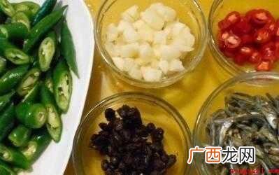 小鱼干50g,青辣椒200g一个红辣椒,一个蒜头 小鱼怎么炒