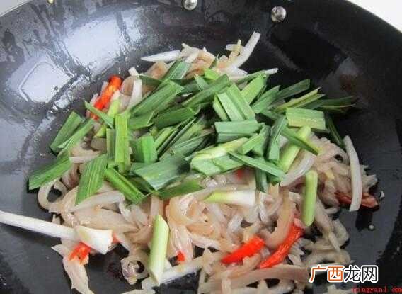 猪肉皮切条的做法_健康频道 怎么炒肉皮好吃