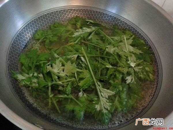 艾草叶、生鸡蛋、食用盐、油。 炒艾叶怎么炒