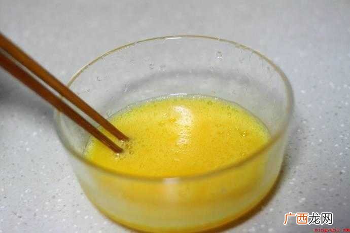艾草叶、生鸡蛋、食用盐、油。 炒艾叶怎么炒