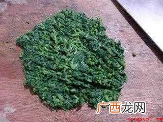 艾草叶、生鸡蛋、食用盐、油。 炒艾叶怎么炒