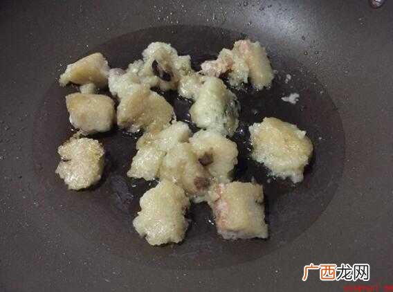 粽子自身吃的时候较为腻人,配搭辣椒一起吃恰好可以提味还能促消 粽子怎么炒