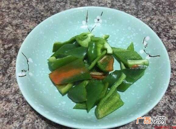 粽子自身吃的时候较为腻人,配搭辣椒一起吃恰好可以提味还能促消 粽子怎么炒
