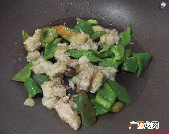 粽子自身吃的时候较为腻人,配搭辣椒一起吃恰好可以提味还能促消 粽子怎么炒