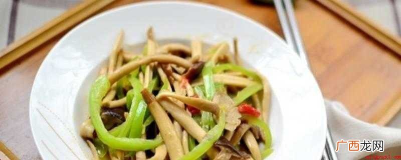 茶树菇300克、青椒1根、剁红椒1茶匙、食盐 怎么炒茶树菇