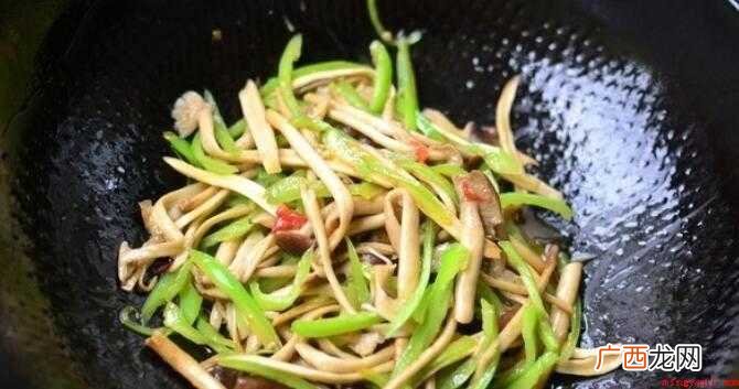 茶树菇300克、青椒1根、剁红椒1茶匙、食盐 怎么炒茶树菇