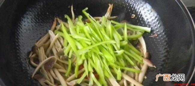茶树菇300克、青椒1根、剁红椒1茶匙、食盐 怎么炒茶树菇