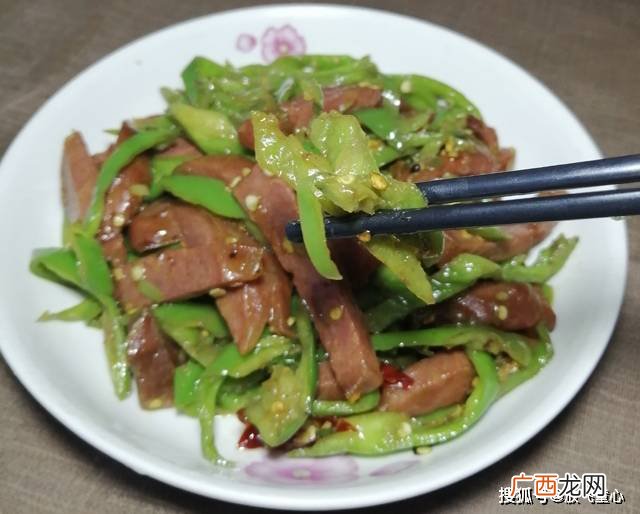 炒青椒怎么做好吃,胡萝卜炒尖椒怎么做好吃？