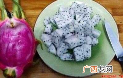 明虾,火龙果,青椒,红萝卜,姜片,坚果,米酒,盐,味精 火龙果怎么炒