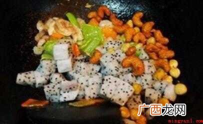 明虾,火龙果,青椒,红萝卜,姜片,坚果,米酒,盐,味精 火龙果怎么炒