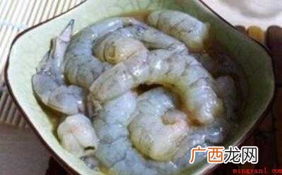 明虾,火龙果,青椒,红萝卜,姜片,坚果,米酒,盐,味精 火龙果怎么炒