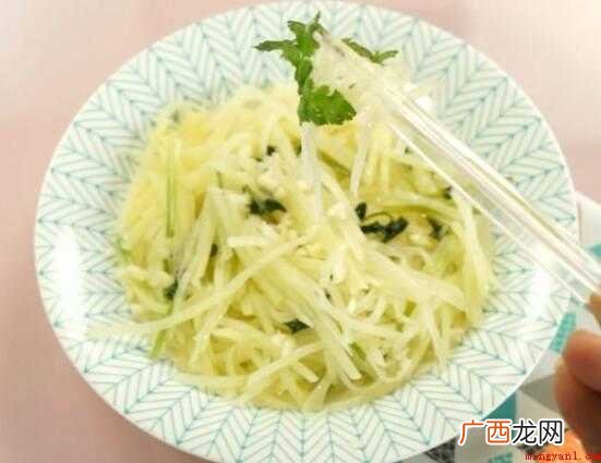 炸土豆丝前,在水中清洗淀粉 炒土豆丝怎么不粘锅