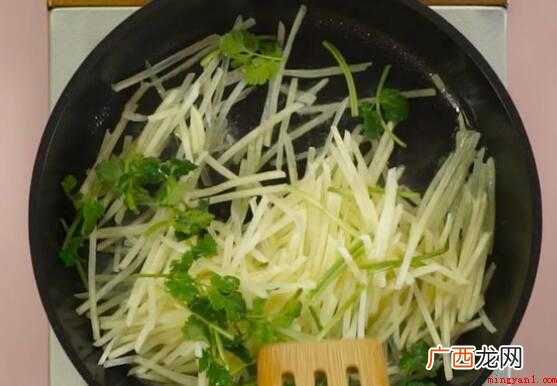 炸土豆丝前,在水中清洗淀粉 炒土豆丝怎么不粘锅