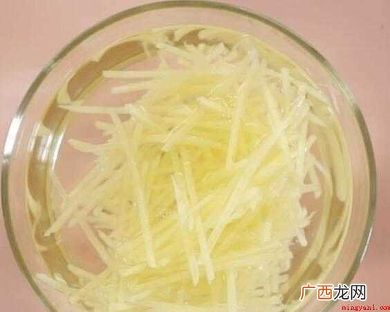 炸土豆丝前,在水中清洗淀粉 炒土豆丝怎么不粘锅
