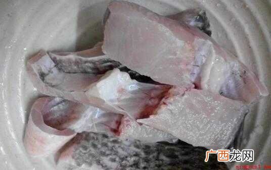 鱼肉中的维他命D、钙、磷等能高效地防止骨质疏松 鱼块怎么炒好吃