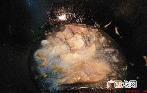 鱼肉中的维他命D、钙、磷等能高效地防止骨质疏松 鱼块怎么炒好吃
