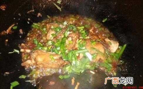 鱼肉中的维他命D、钙、磷等能高效地防止骨质疏松 鱼块怎么炒好吃