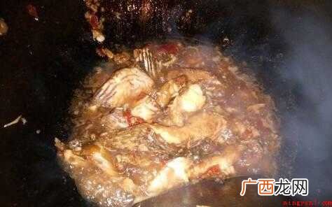 鱼肉中的维他命D、钙、磷等能高效地防止骨质疏松 鱼块怎么炒好吃