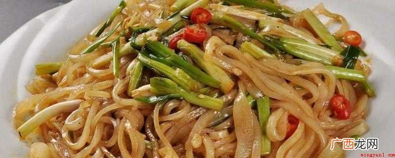凉皮200g,白菜50g、红萝卜1根、生抽5g、盐4g。 怎么做炒凉皮