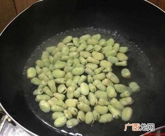 蚕豆500克、蒜头2瓣、香葱1一点辣椒酱,适量鸡精 怎么炒蚕豆