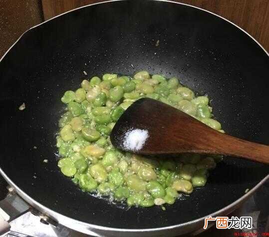 蚕豆500克、蒜头2瓣、香葱1一点辣椒酱,适量鸡精 怎么炒蚕豆