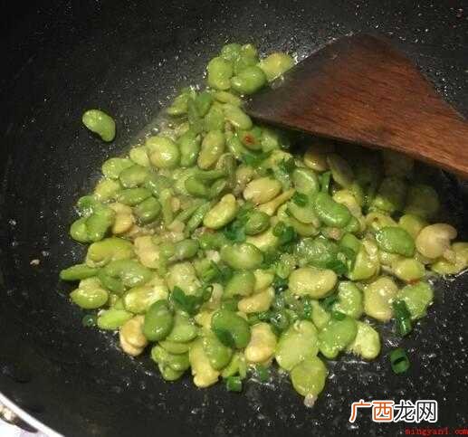 蚕豆500克、蒜头2瓣、香葱1一点辣椒酱,适量鸡精 怎么炒蚕豆