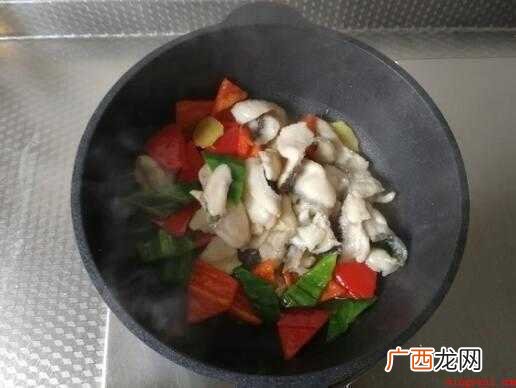 青红椒去籽,清理整洁,切割成一小块 炒鱼片怎么炒