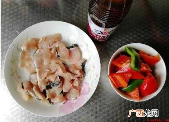 青红椒去籽,清理整洁,切割成一小块 炒鱼片怎么炒