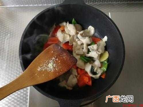 青红椒去籽,清理整洁,切割成一小块 炒鱼片怎么炒
