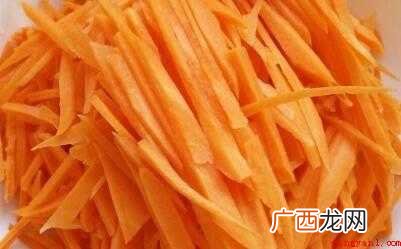 红薯粉丝、胡萝卜、蘑菇、肉丝、海藻碎、洋葱、酱油、料酒、胡椒 杂菜怎么炒